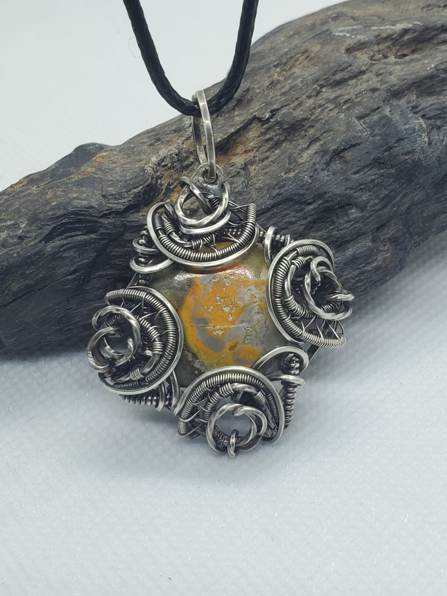 Bumble bee button