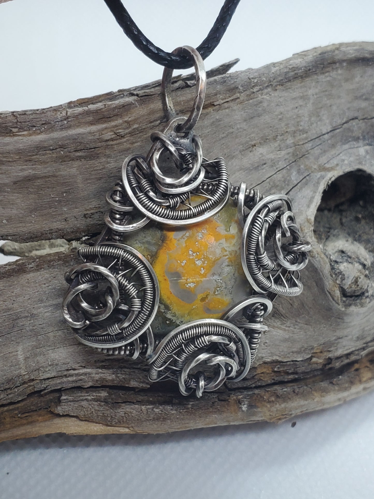 Bumble bee button