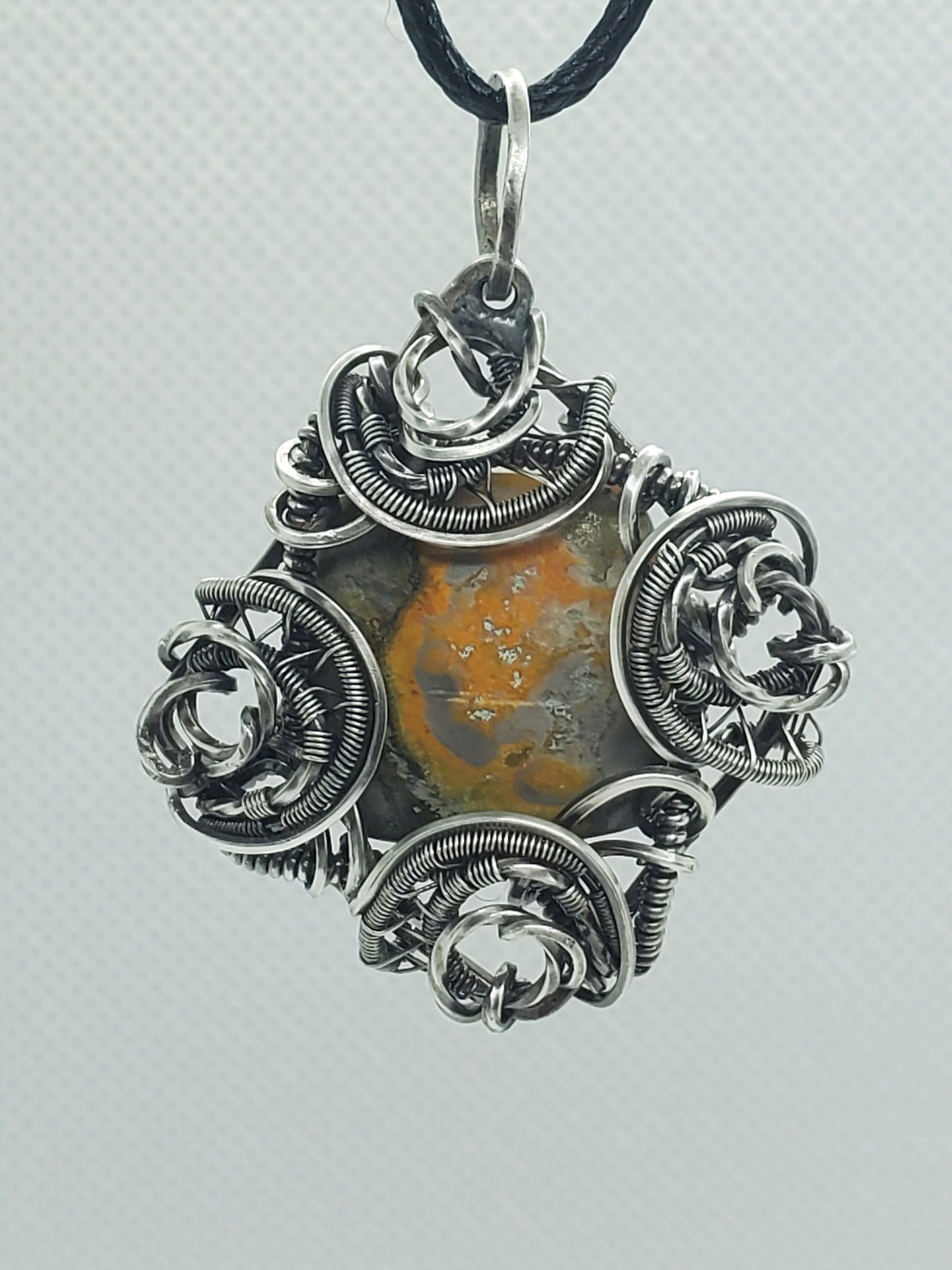 Bumble bee button
