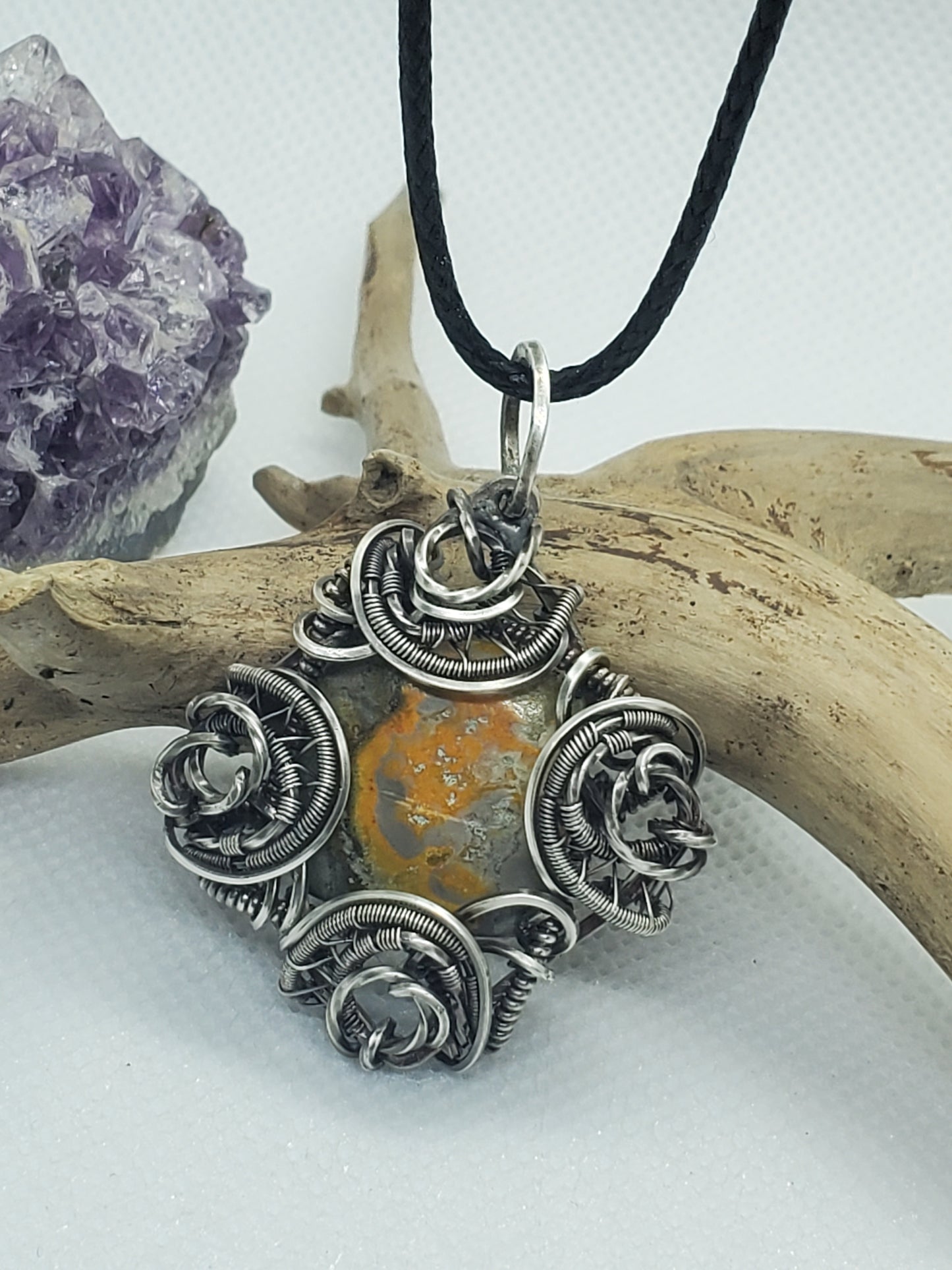 Bumble bee button