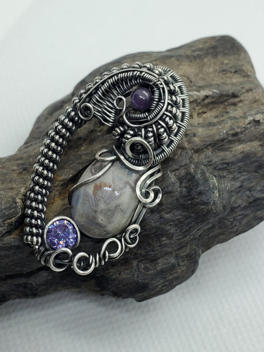 Lace agate with purple sapphire