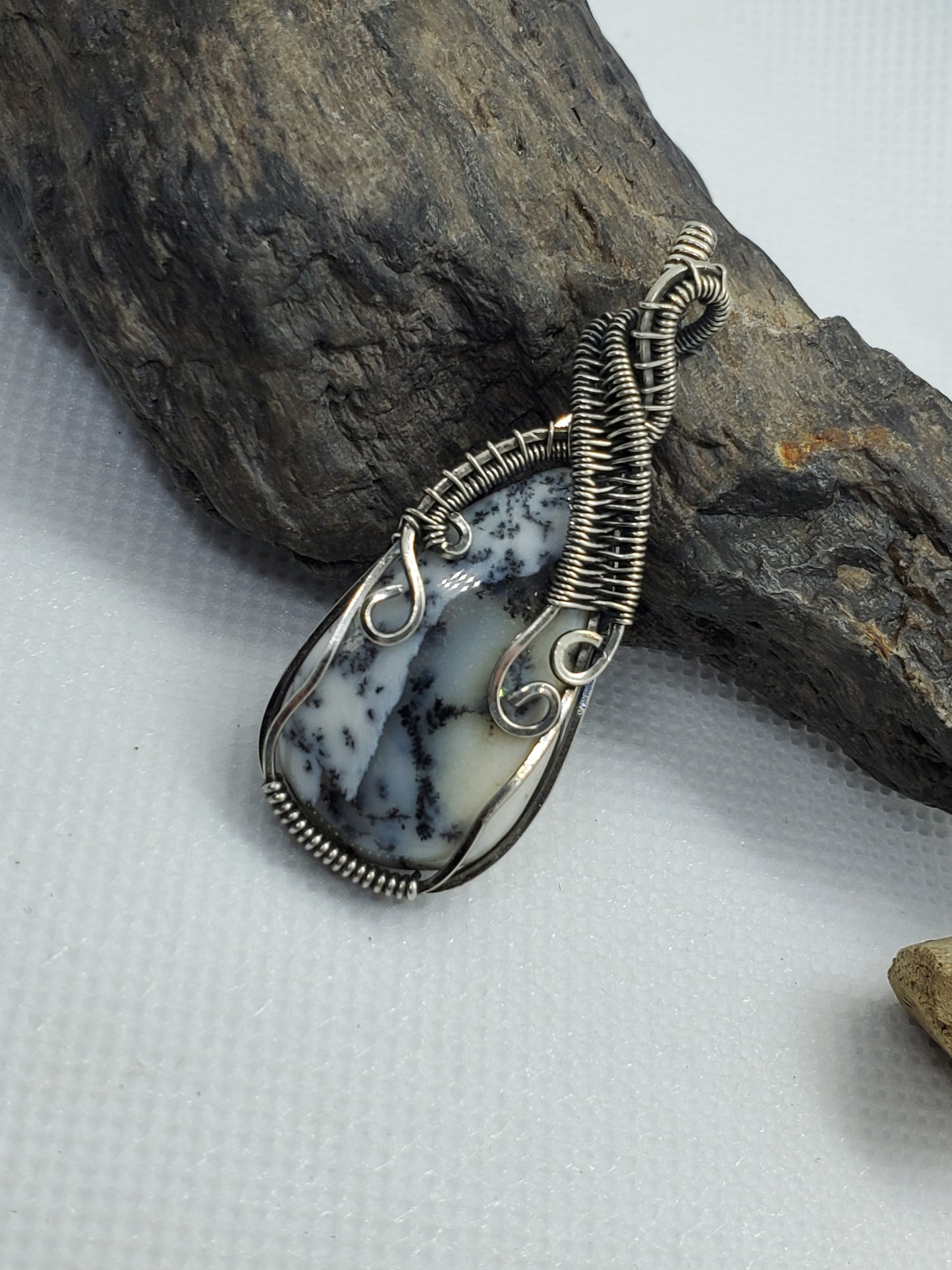 Dendrite opal